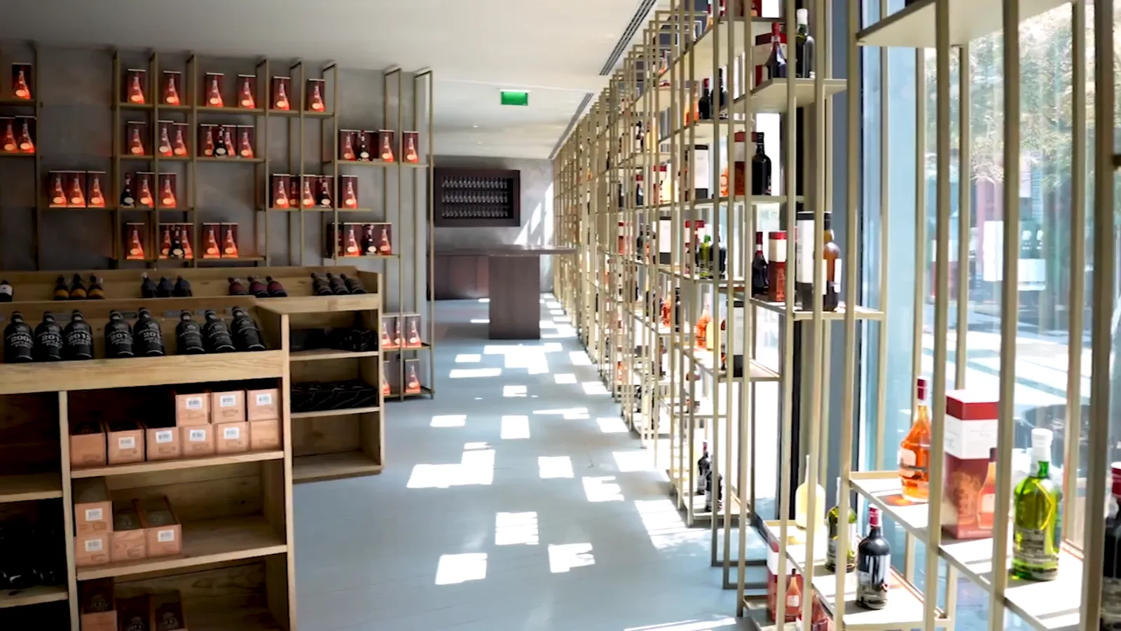Enoteca met wijnflessen